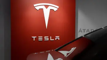 Tesla, prima rechemare a mașinilor în fabrică! Probleme la sistemul de conducere autonomă