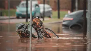 Avertizări de inundații Cod Portocaliu și Galben în opt județe din Vestul României