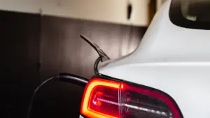 Creșterea impresionantă a vânzărilor de vehicule electrice în 2023. Tendințe și previziuni pentru viitorul mobilității