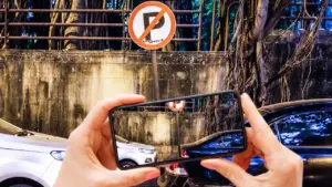 Răzbunarea pietonilor! Aplicația care îi lovește în portofel pe șoferii care parchează ilegal