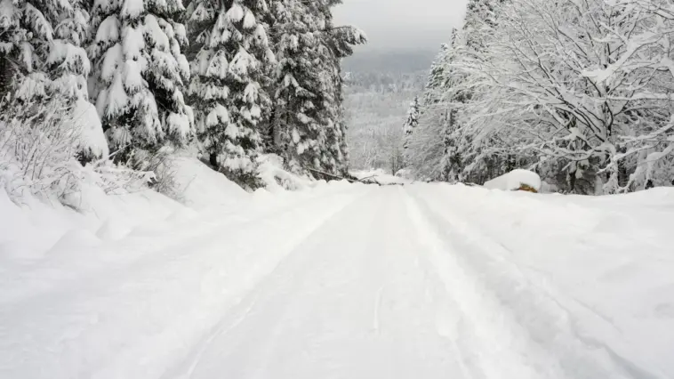 Avertizare de iarnă! Zăpadă și polei pe drumurile din România