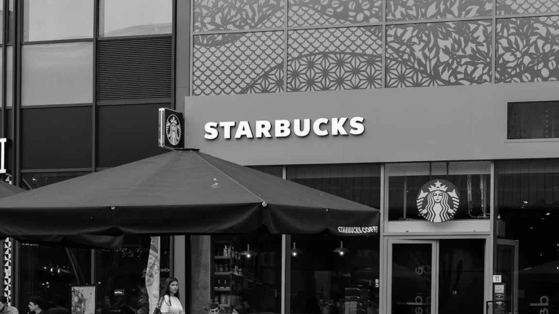 Angajații Starbucks din SUA paralizează cafenelele în prag de sărbători