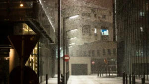 Bucureștiul sub fulgii iernii! Prima ninsoare a sezonului și avertizările meteo din țară