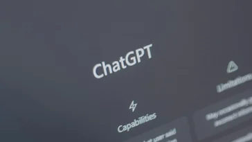 ChatGPT în căutarea online. Motorul gratuit care pune presiune pe Google