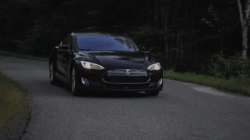 Tesla șochează piața! Prețurile modelelor de lux cresc cu 5.000 de dolari