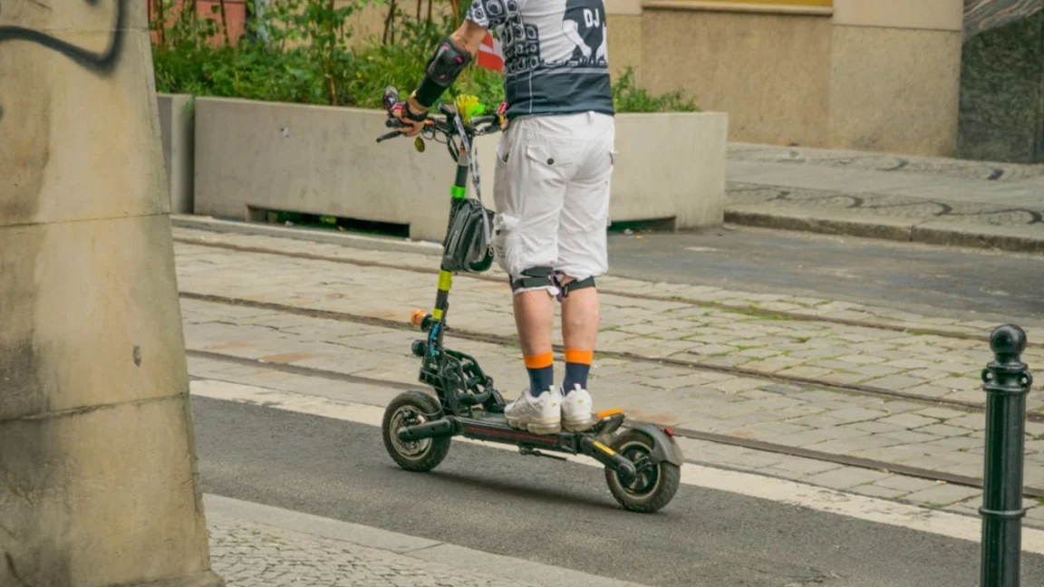 Amenzi uitate până acum! Românii care merg pe trotinetă sau bicicletă, riscuri să plătească 1.320 lei din 2025