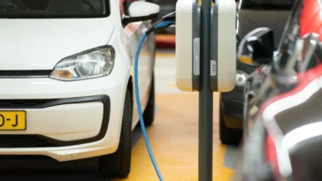 Șoferii de mașini electrice vor plăti mai mult! O nouă taxă pe greutatea vehiculului