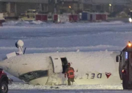 Aterizare dramatică la Toronto! Avion răsturnat pe pistă, 18 răniți și momente de panică