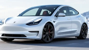 Experiment extrem! Youtuber român își distruge Tesla Model 3 pentru vizualizări