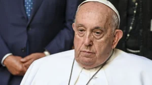 Lupta Papei Francisc cu boala: un apel la rugăciune care unește lumea