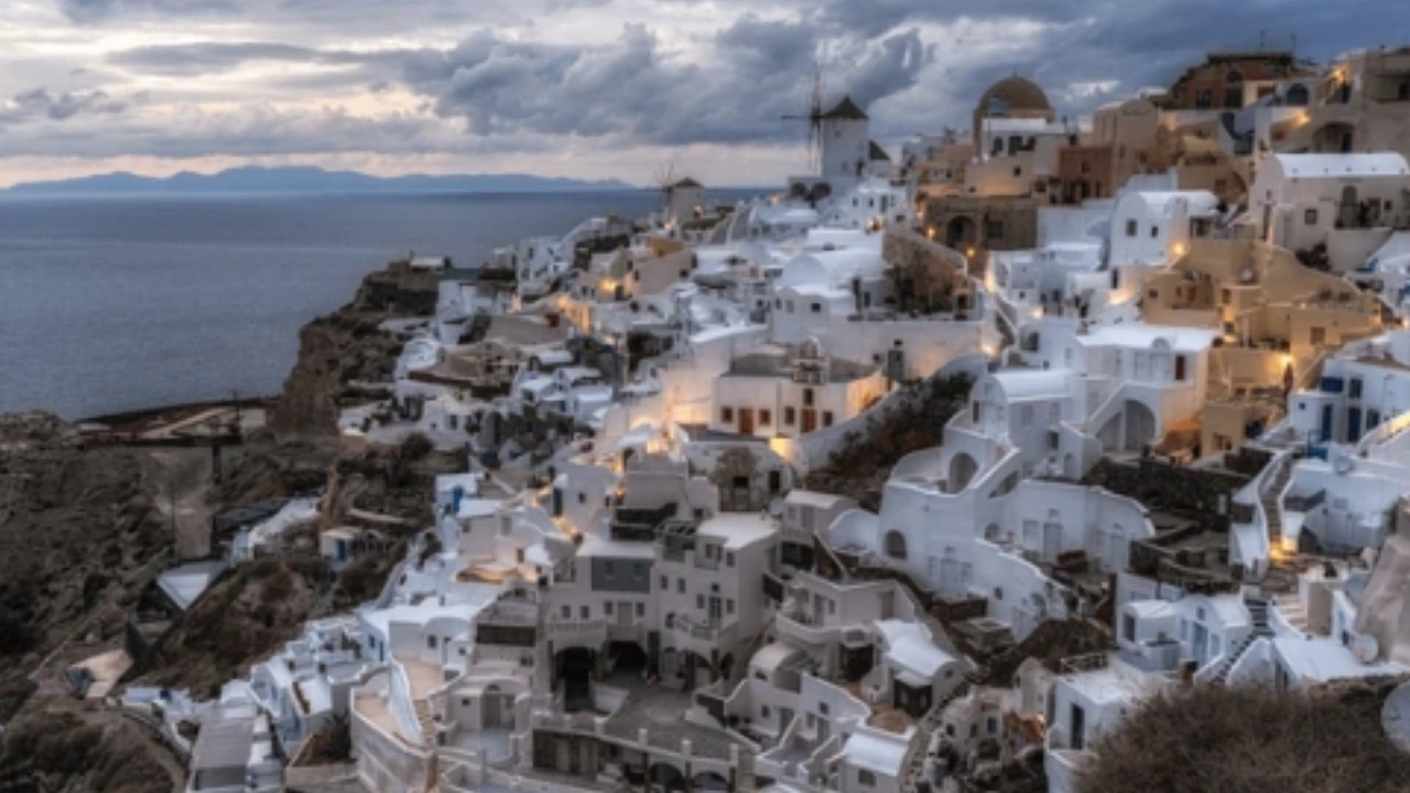 Santorini în pericol! Ce trebuie să știe turiștii români despre vacanțele pe insula grecească