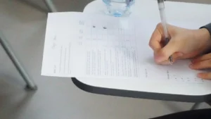 Elevii de clasa a VIII-a își testează cunoștințele la simularea Evaluării Naționale, un pas crucial spre examenul final