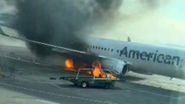 Flăcări și panică la bordul unui avion American Airlines pe aeroportul din Denver