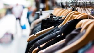 Hainele care ne sufocă planeta - cum a ajuns Europa dependentă de modă și risipă