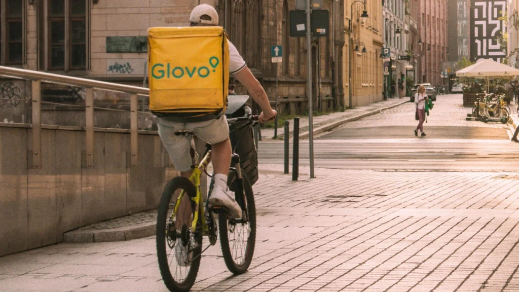 ​Manager Glovo acuzat de mită! Bani, iPhone și produse alimentare​