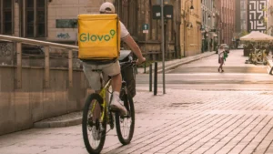 ​Manager Glovo acuzat de mită! Bani, iPhone și produse alimentare​