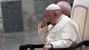 Papa Francisc se află într-o stare critică iar credincioșii se roagă pentru sănătatea lui