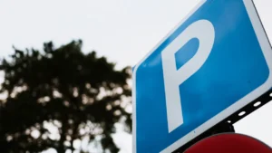 Parcarea la aeroport devine un lux – Diferențe de preț uriașe între opțiuni