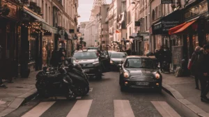 Parisul spune adio mașinilor pe 500 de străzi și deschide drumul către un oraș al pietonilor