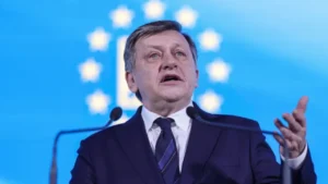 Crin Antonescu îl acuză pe Nicușor Dan că vânează voturile Elenei Lasconi într-o campanie tensionată