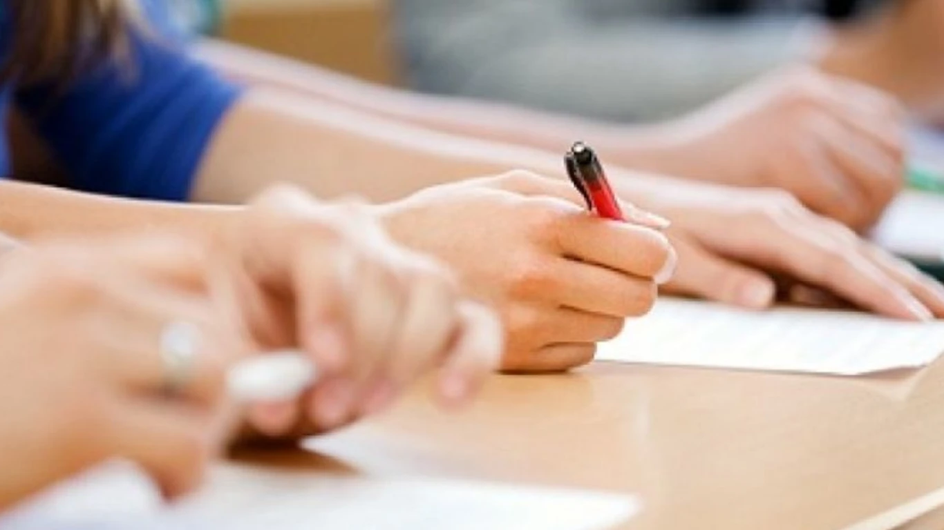 Peste 67.000 de liceeni au trecut proba la Română la simularea Bacalaureatului 2025
