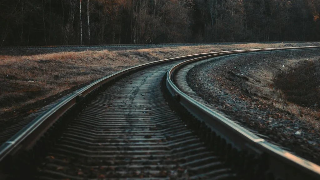 Tren plin cu pasageri lovește un camion pe Valea Prahovei! Circulația feroviară paralizată ore întregi