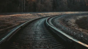 Tren plin cu pasageri lovește un camion pe Valea Prahovei! Circulația feroviară paralizată ore întregi